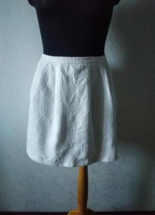 Красивая нарядная белая юбка