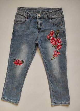 Укороченные джинсы с вышивкой