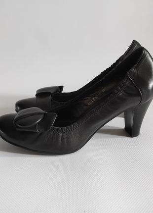 Черные классические кожаные туфли на каблуке