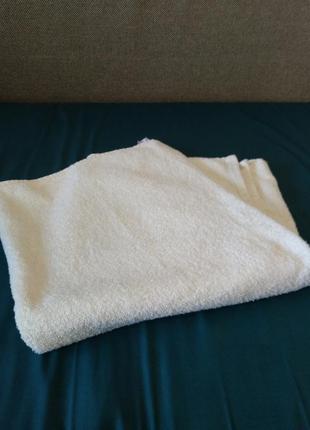 Белое махровое полотенце