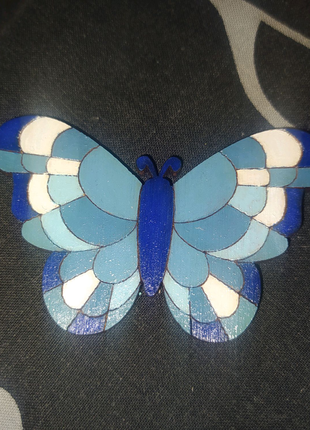 Деревянный магнит ручной работы "Небесная бабочка" голубой белый