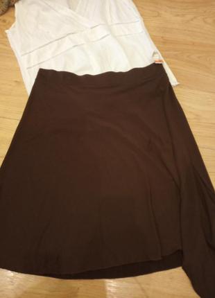 Симпатична юбка шоколадного кольору.