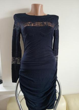 Елегантна сукня темно синього кольору.