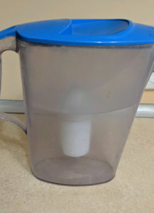 Кувшин для фильтрации воды с фильтром.