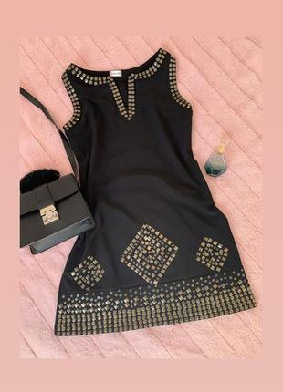 Платье чорного цвета с красивым узором виде метала chi chi