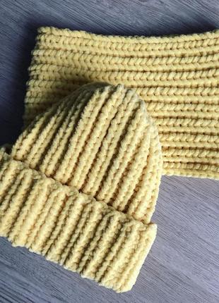 Велюровая шапка и снуд нежно-желтого цвета ручной вязки