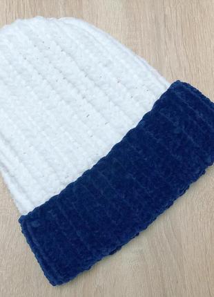 Велюровая шапка ручной работы белого цвета с синим отворотом