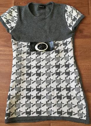 Вязаное короткое платье в клетку серого цвета